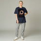 Dunkelblaues Baumwoll-T-Shirt von Hustler Design mit einem Sci-Fi-Aufdruck eines Raumschiffs, das in einen Warp-Tunnel fliegt.