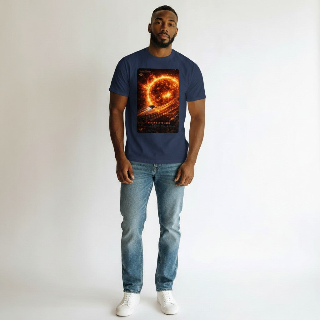 Dunkelblaues Baumwoll-T-Shirt von Hustler Design mit einem dramatischen Weltraum-Design, das eine Sonneneruption und ein Raumschiff zeigt.