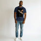 Hustler Design dunkelblaues Baumwoll-T-Shirt mit "Ring Crossing" Weltraum-Design und Raumschiff, das durch einen Planetenring fliegt.